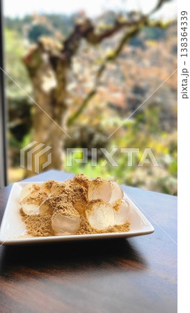 夏の和スイーツ、お皿に盛られたきな粉がいっぱいのわらび餅 夏の和スイーツ、お皿に盛られたきな粉がいっぱいのわらび餅 138364339