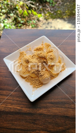 夏の和スイーツ、皿に盛られたきな粉いっぱいのわらび餅 夏の和スイーツ、皿に盛られたきな粉いっぱいのわらび餅 138364437