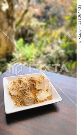 夏の和スイーツ、皿に盛られたきな粉いっぱいのわらび餅 夏の和スイーツ、皿に盛られたきな粉いっぱいのわらび餅 138364438