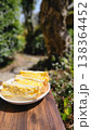 木漏れ日の屋外で楽しむ厚切り卵サンドイッチ 138364452