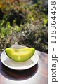 日差しを浴びるカットメロン 瑞々しい果肉と輝く果汁 138364458