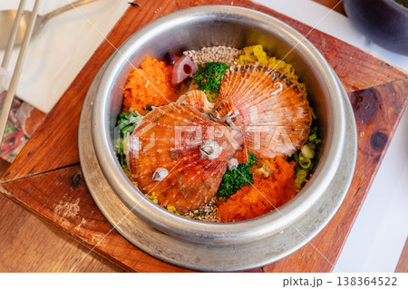 釜山名物の海鮮釜飯（海鮮炊き込みご飯） 138364522