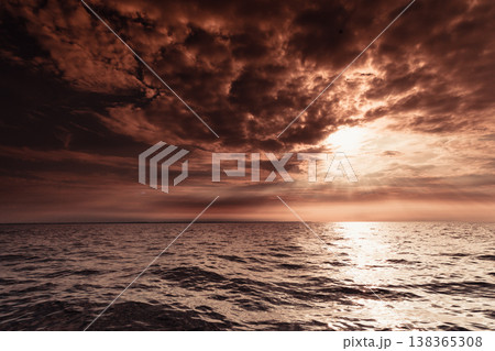Beautiful sunset on the ocean sea 138365308