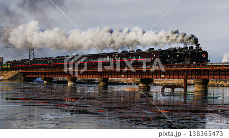 氷結した川面に映るSL冬の湿原号 冬の北海道を走る蒸気機関車 氷結した川面に映るSL冬の湿原号 冬の北海道を走る蒸気機関車 138365473