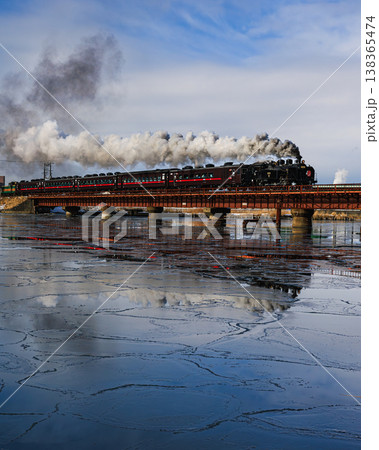 冬の釧路湿原を走るSL冬の湿原号 白煙と鉄橋の風景 冬の釧路湿原を走るSL冬の湿原号 白煙と鉄橋の風景 138365474