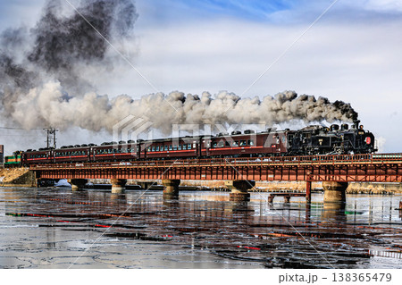 白煙たなびくSL冬の湿原号 冬の湿原と鉄橋を走る蒸気機関車 白煙たなびくSL冬の湿原号 冬の湿原と鉄橋を走る蒸気機関車 138365479