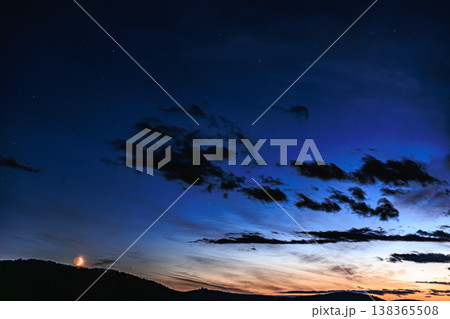 夕暮れの空に浮かぶ三日月と星 ドラマチックなトワイライト風景 138365508
