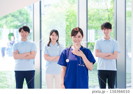 医療スタッフとドクターの集合写真 医療スタッフとドクターの集合写真 138366010