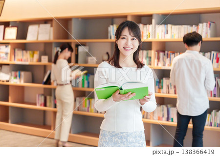 キャンパス内で過ごす大学生・図書館 138366419