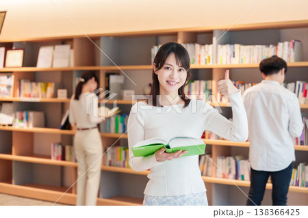 キャンパス内で過ごす大学生・図書館 キャンパス内で過ごす大学生・図書館 138366425