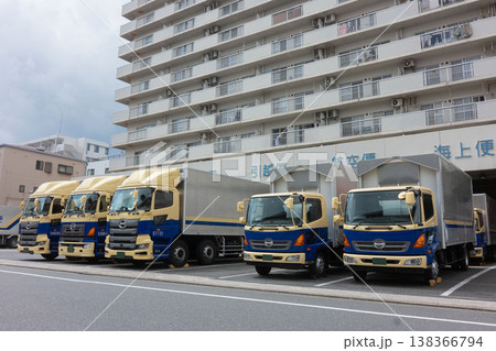 日本の物流、宅急便、運輸会社、物流センター、運送会社、配達トラック、 日本の物流、宅急便、運輸会社、物流センター、運送会社、配達トラック、 138366794