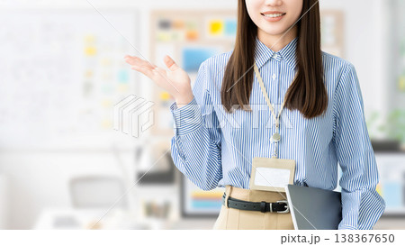 手で案内をする女性・ビジネスウーマン 手で案内をする女性・ビジネスウーマン 138367650