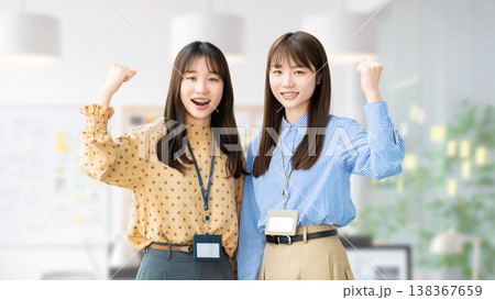 ガッツポーズをする2人の女性・ビジネスウーマン ガッツポーズをする2人の女性・ビジネスウーマン 138367659