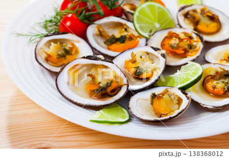 Baked clams with sauce and lime 138368012