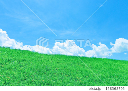 青空と草原と雲　〜夏草に覆われる大塩ダムの堤体〜 138368793