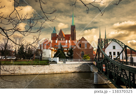 Vintage Bridge Across The River Oder In Wroclaw To Historical Ce 138370325