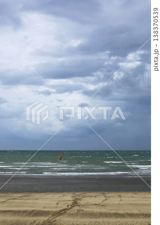 逗子海岸の夏景色 曇り空の下でウインドサーフィンを楽しむ人々 138370539
