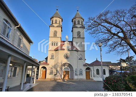 青空に映えるカトリック新潟教会（新潟県新潟市中央区） 138370541