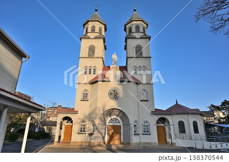 青空に映えるカトリック新潟教会（新潟県新潟市中央区） 138370544