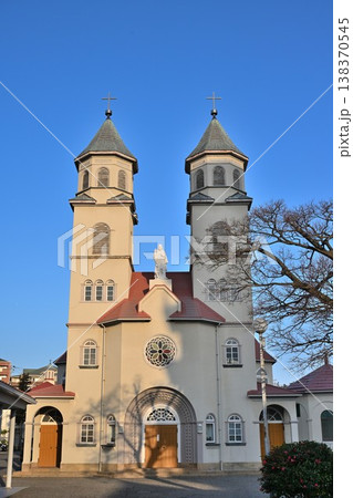 青空に映えるカトリック新潟教会（新潟県新潟市中央区） 138370545