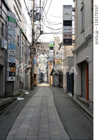 新潟市古町の路地の街並み（新潟県新潟市中央区） 138370587