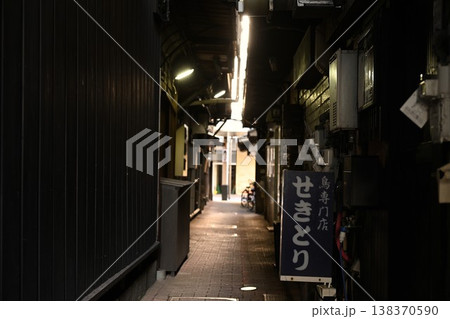 新潟市古町の路地の街並み（新潟県新潟市中央区） 138370590