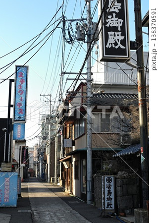 新潟市古町の路地の街並み（新潟県新潟市中央区） 138370591