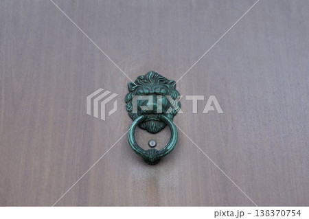 金属製ライオンモチーフのドアノッカー 138370754