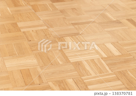 Light oak parquet flooring showing square hardwood pattern 138370781