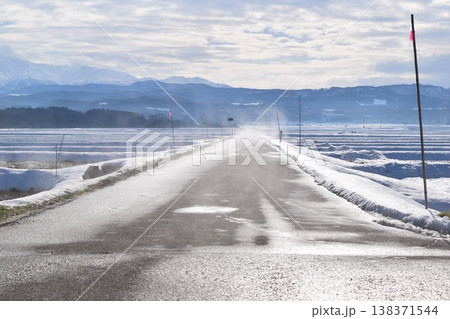 豪雪地方の除雪した道路 138371544