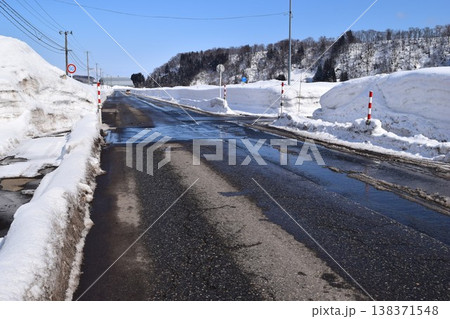 豪雪地方の除雪した道路 138371548