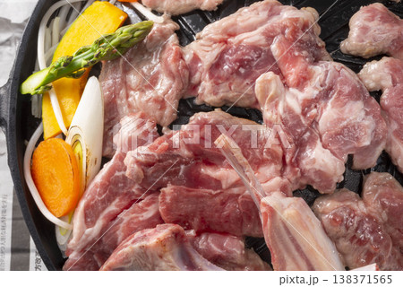 ラム肉の焼き肉。羊肉の調理風景 138371565