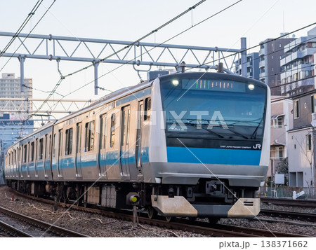 【京浜東北線】早朝の大森の街並みを通過する列車 138371662