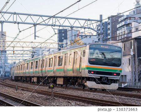 【東海道本線】早朝の大森の街並みを通過する列車 【東海道本線】早朝の大森の街並みを通過する列車 138371663