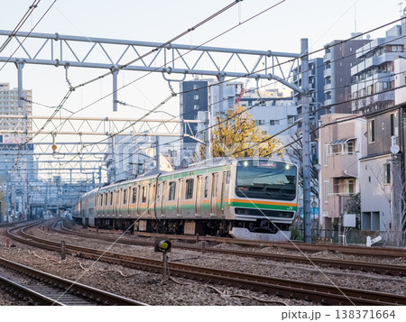 【東海道本線】早朝の大森の街並みを通過する列車 138371664