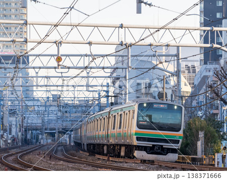 【東海道本線】早朝の大森の街並みを通過する列車 138371666