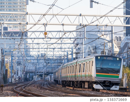 【東海道本線】早朝の大森の街並みを通過する列車 【東海道本線】早朝の大森の街並みを通過する列車 138371669