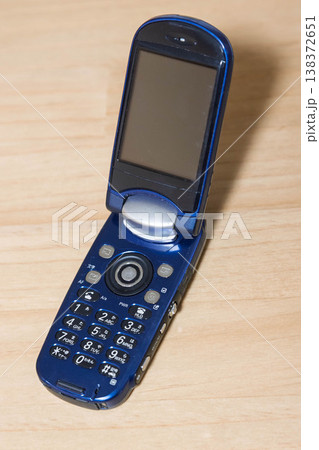 机に置かれた携帯電話 机に置かれた携帯電話 138372651