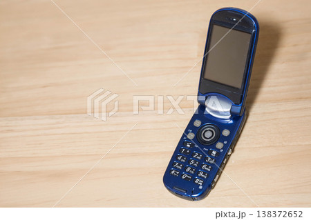 机に置かれた携帯電話 机に置かれた携帯電話 138372652