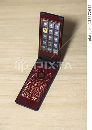 机に置かれた携帯電話 机に置かれた携帯電話 138372653