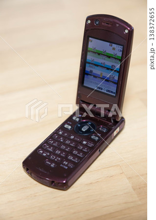 机に置かれた携帯電話 138372655