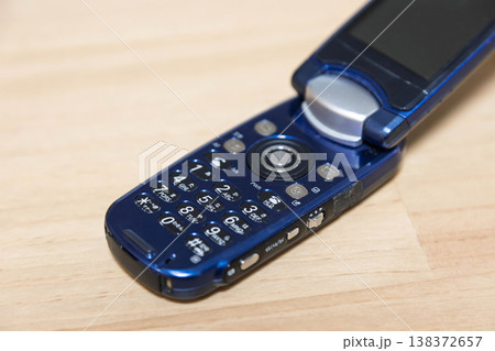 机に置かれた携帯電話 138372657