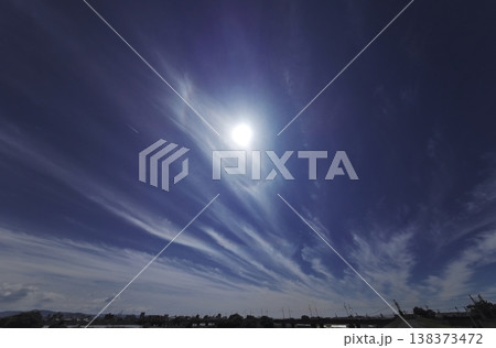 巻雲とハロが現れた午後の空・超広角・空主体 巻雲とハロが現れた午後の空・超広角・空主体 138373472