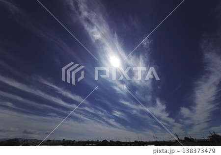 巻雲とハロが現れた午後の空・超広角・空主体 巻雲とハロが現れた午後の空・超広角・空主体 138373479