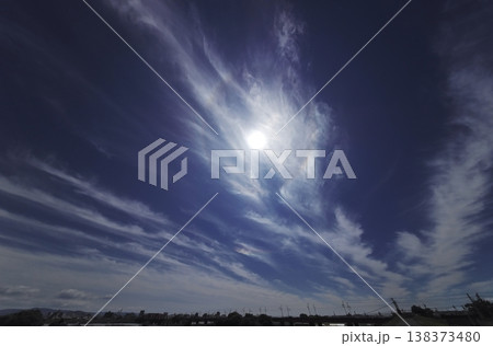 巻雲とハロが現れた午後の空・超広角・空主体 巻雲とハロが現れた午後の空・超広角・空主体 138373480