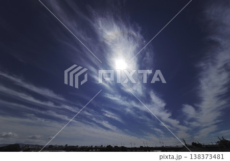 巻雲とハロが現れた午後の空・超広角・空主体 138373481