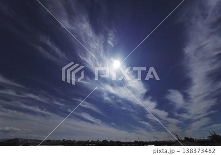 巻雲とハロが現れた午後の空・超広角・空主体 巻雲とハロが現れた午後の空・超広角・空主体 138373482