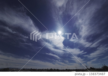 巻雲とハロが現れた午後の空・超広角・空主体 巻雲とハロが現れた午後の空・超広角・空主体 138373487
