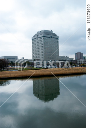 信濃川の曇景 新潟県庁 信濃川の曇景 新潟県庁 138373490