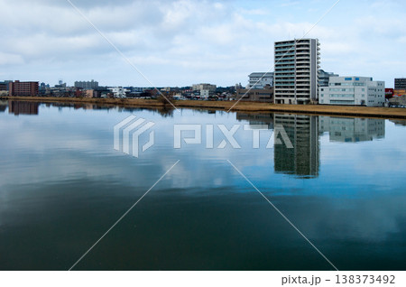 信濃川の曇景 138373492